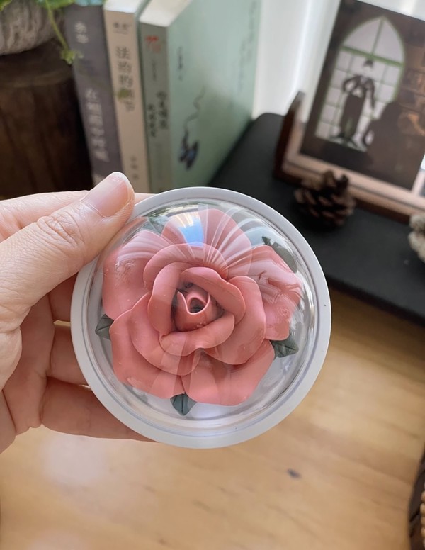 Support d'encens en céramique rose avec bâtonnets de bois de santal