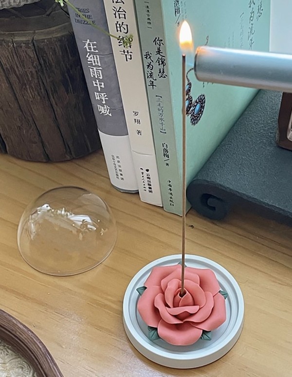 Support d'encens en céramique rose avec bâtonnets de bois de santal