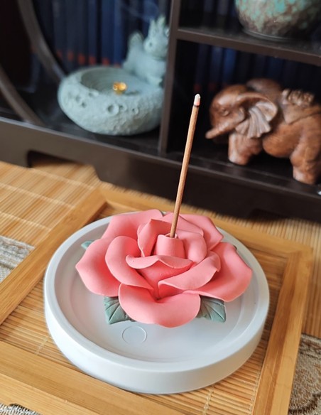Support d'encens en céramique rose avec bâtonnets de bois de santal