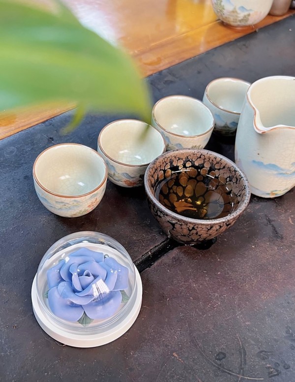 Porta-incenso in ceramica rosa blu con bastoncini di sandalo