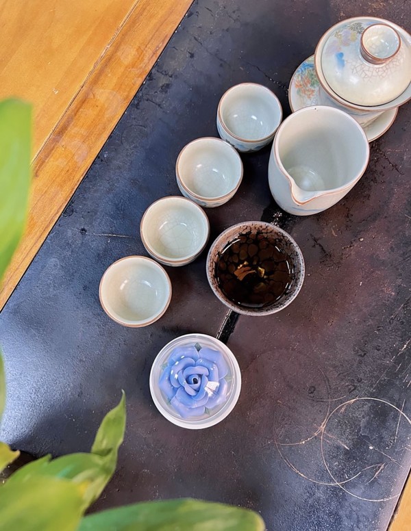 Porte-encens en céramique rose bleue avec bâtonnets de santal