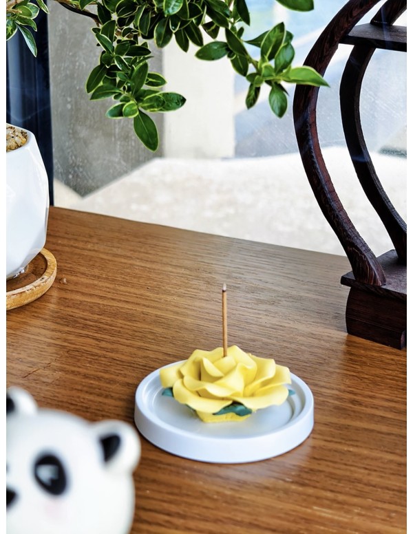 Porte-encens en céramique rose jaune avec bâtons de santal