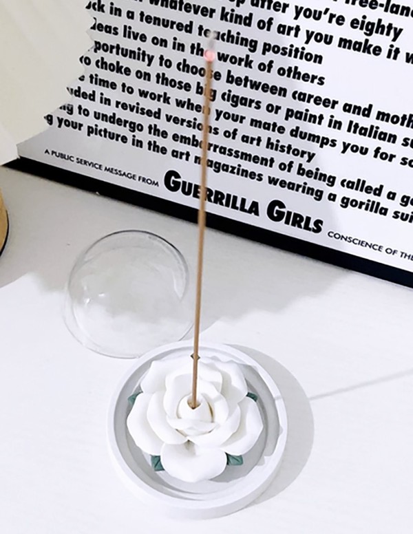 Porte-encens en céramique rose blanche avec bâtonnets de bois de santal